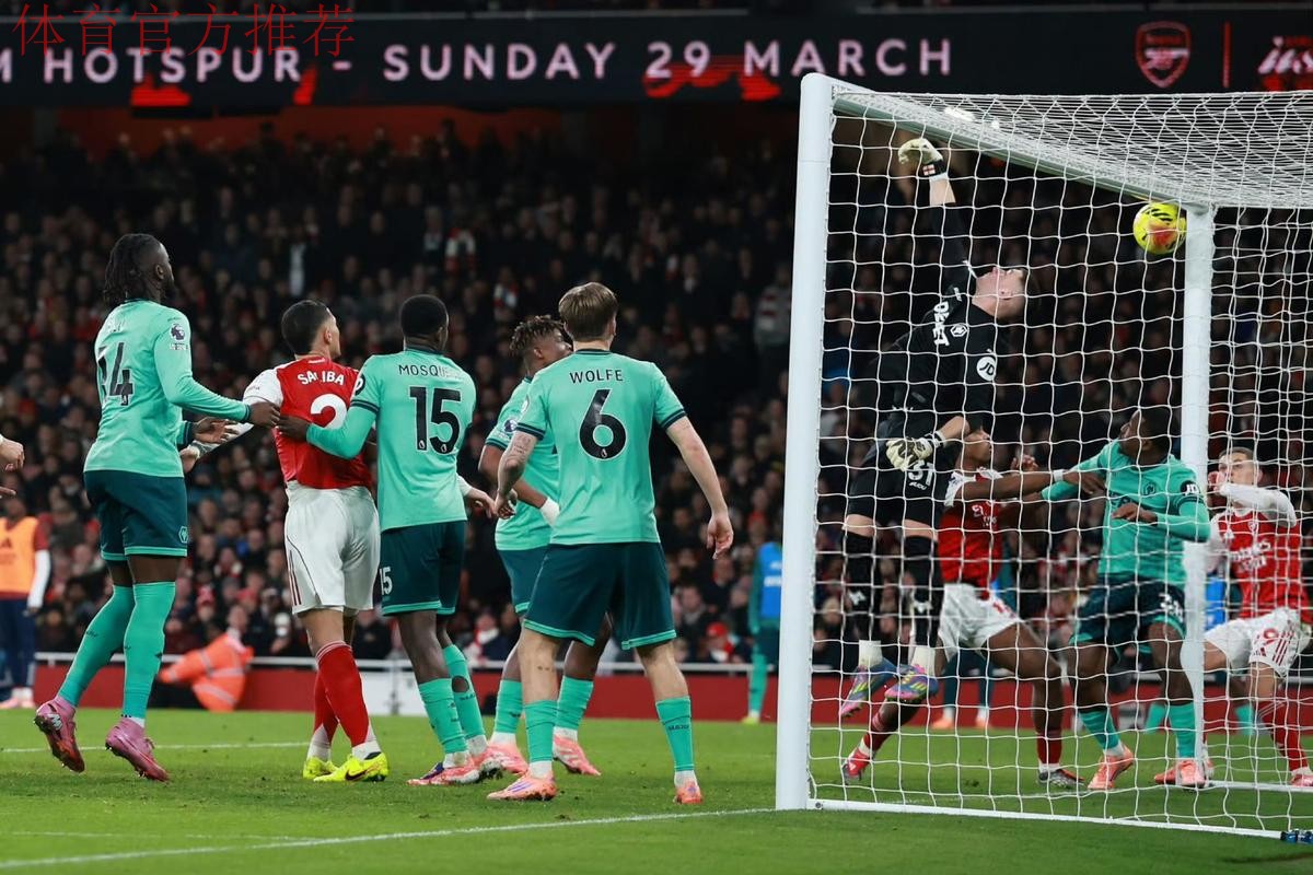 首尾大战 “枪手”赢球靠“乌龙” 首尾大战 “枪手”赢球靠“乌龙”